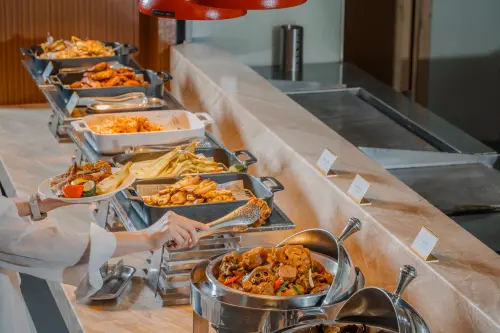 ▲「青焰炭火熟成牛排」是路易莎旗下的吃到飽品牌，主打不用千元，就能享用牛排、海鮮豪華主餐，並含百道熟食吃到飽。（圖／取自青焰炭火熟成牛排臉書）