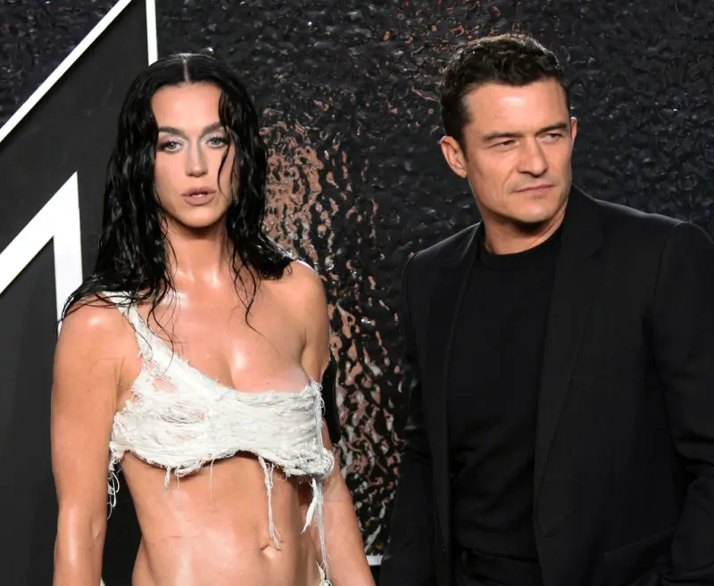 ▲凱蒂佩芮（左）與奧蘭多布魯的9年感情畫下句點，據傳兩人曾為她的太空之旅大吵一架，成為分手的導火線。當初他們是在金球獎後的派對上為了搶漢堡結緣，後來也訂了婚、生了女兒，卻沒有機會正式成為夫妻。（圖／美聯社／達志影像）