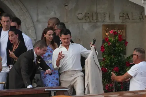 ▲奧蘭多布魯(中)已抵達威尼斯,準備出席亞馬遜創辦人貝佐斯的婚禮,打算趁單身後恢復自由,玩個痛快。(圖/美聯社/達志影像) ▲奧蘭多布魯(中)已抵達威尼斯,準備出席亞馬遜創辦人貝佐斯的婚禮,打算趁單身後恢復自由,玩個痛快。(圖/美聯社/達志影像)