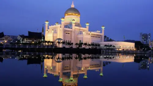 ▲皇家王宮「努洛伊曼皇宮」晚上打燈後更添風情。（圖／翻攝自X）