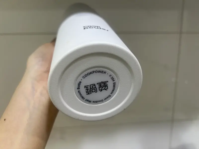 ▲日本多家廚具品牌及專家都提醒，「保溫瓶貼紙千萬別亂撕」，不僅關係到產品資訊，甚至可能影響保溫效能與瓶身壽命。（圖／記者賴禹妡攝）