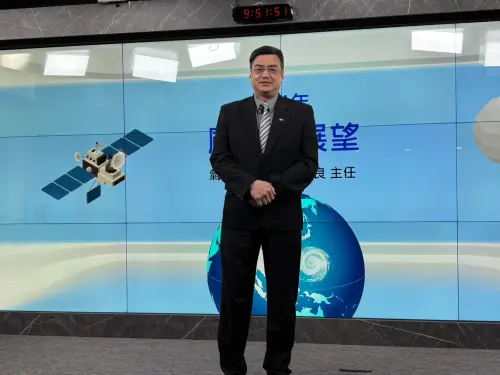 ▲氣象署預報中心主任陳怡良表示，梅雨季默默離開後，颱風季將接手天氣。（圖／記者張志浩攝）