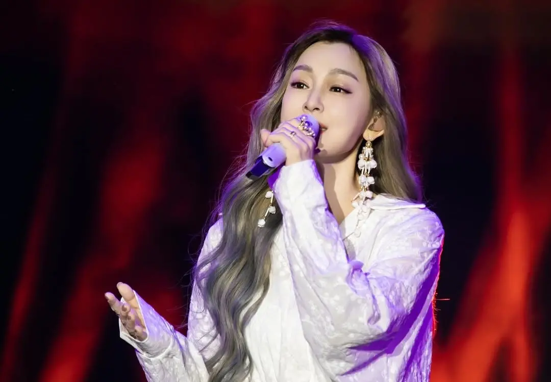 ▲范瑋琪（如圖）日前在中國音樂選秀節目《歌手2025》演唱自己的成名曲〈最初的夢想〉，沒想到表演失常，第一輪就被淘汰，也引發大量批評。不料近日范瑋琪在演唱會邀請潘瑋柏合唱〈不得不愛〉再度翻車，高音飄忽不定，網友一看潘瑋柏表情，還直呼太真實。（圖／范瑋琪IG）