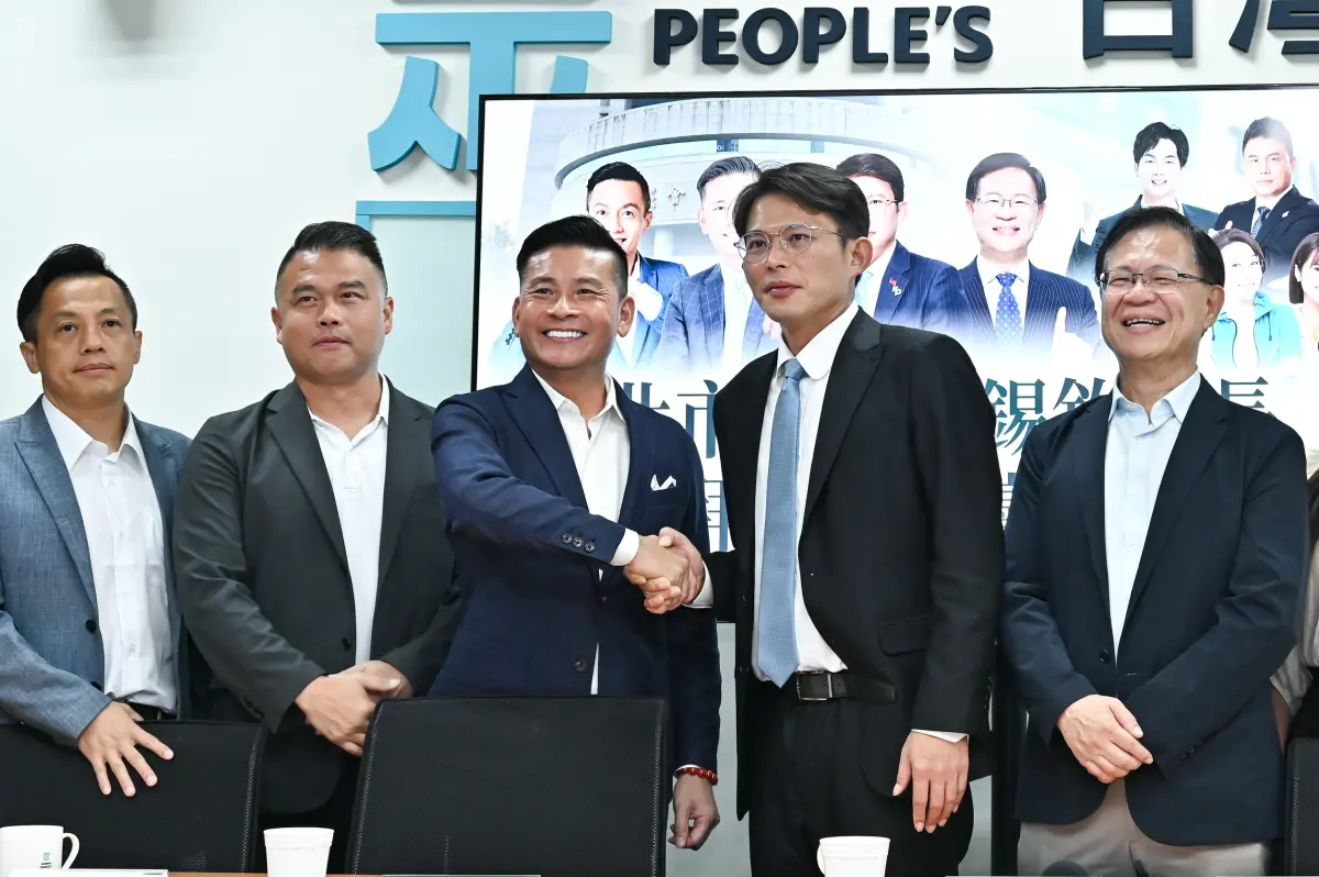 ▲台北市議長兼國民黨北市代理主委戴錫欽帶隊拜會黃國昌，互邀出席7月5日、7月20日反罷免造勢。（圖／中華民國立法院記者聯誼會提供）