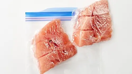 西瓜用保鮮膜包覆後放進冷凍保鮮袋,最後置入冷凍庫保存。(圖/翻攝自nichireifoods) ▲西瓜用保鮮膜包覆後放進冷凍保鮮袋,最後置入冷凍庫保存。(圖/翻攝自nichireifoods)