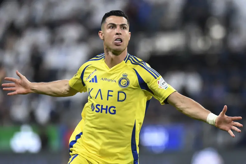 ▲C羅 再次刷新全球運動員收入紀錄！他與沙烏地阿拉伯 Al-Nassr 隊簽下兩年新約，總值達4.92億英鎊（約195億新台幣），創下運動史上最昂貴合約。（圖／路透／達志影像）