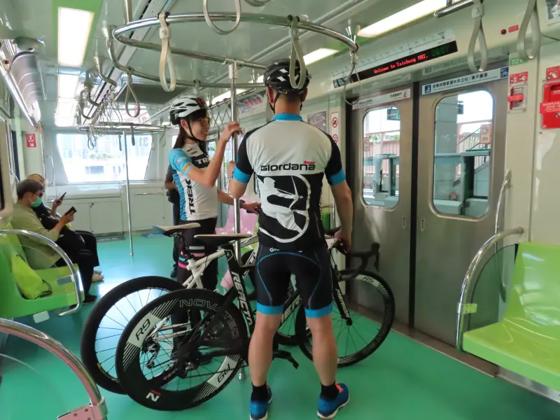 ▲攜帶自行車搭乘捷運，車票售價將從70元調降至50元，讓旅客以更實惠的方式(圖／中捷公司提供2025.6.27)