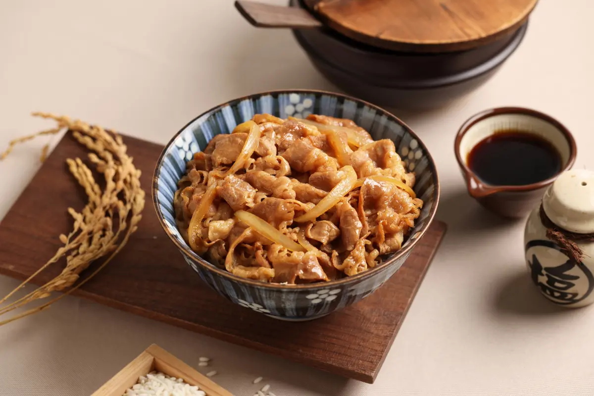 ▲7月暑假爽吃三大美食優惠！三商鮮五丼「牛丼99元」特價！樂蝦拉麵今夏新菜單開吃，祭出198元下午茶套餐、免費送霜淇淋、當月壽星送四大天王炸物拼盤3大優惠。長田本庄軒牛筋炒麵77折。（圖／三商餐飲提供）