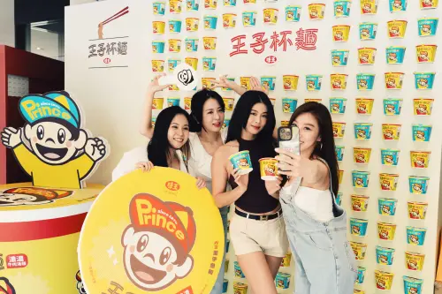 ▲現場完成互動遊戲及指定社群任務，有機會帶走限量王子杯麵。（圖／味王提供）