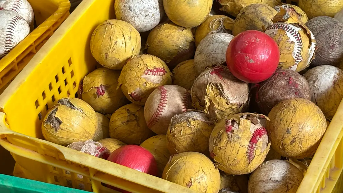 ▲偏鄉資源不足，被打到爛的棒球，用膠布纏一纏就能繼續使用。（圖／記者顏幸如攝，2025.06.27）