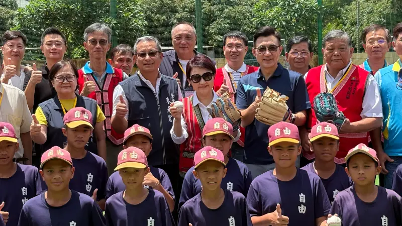 ▲台中市長盧秀燕與立法院副院長江啟臣，請來民間企業幫孩子們圓夢。（圖／記者顏幸如攝，2025.06.27）