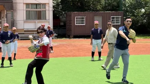 ▲台中市長盧秀燕與立法院副院長江啟臣和孩子們一起打球。（圖／記者顏幸如攝，2025.06.27）