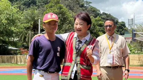 ▲棒球隊長林泫昨天才下山領市長獎，今天在學校和市長盧秀燕再次相會。（圖／記者顏幸如攝，2025.06.27）