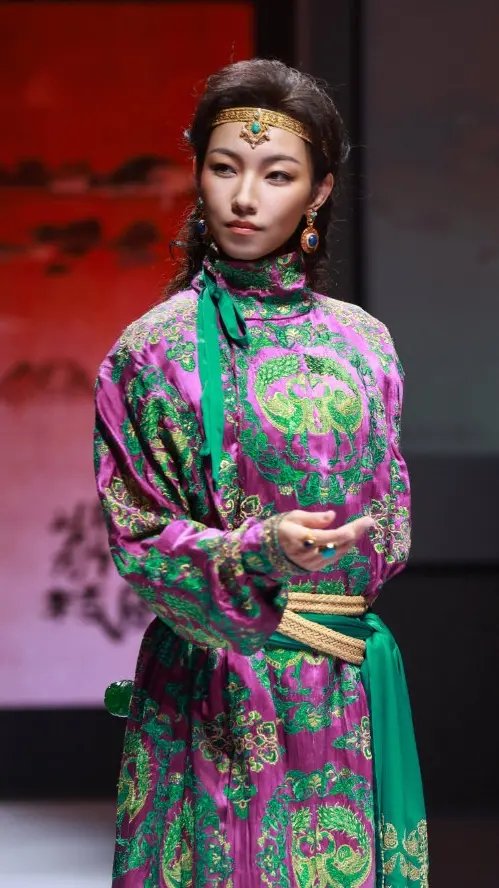 ▲那爾那茜(如圖)因涉嫌學歷造假,遭到中國當局及演藝圈封殺,她所演出的作品紛紛遭下架審查。(圖/翻攝自微博) ▲那爾那茜(如圖)因涉嫌學歷造假,遭到中國當局及演藝圈封殺,她所演出的作品紛紛遭下架審查。(圖/翻攝自微博)