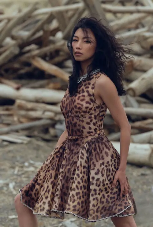 ▲那爾那茜(如圖)飾演吳京監製的22億新片,恐面臨血本無歸。(圖/翻攝自微博) ▲那爾那茜(如圖)飾演吳京監製的22億新片,恐面臨血本無歸。(圖/翻攝自微博)