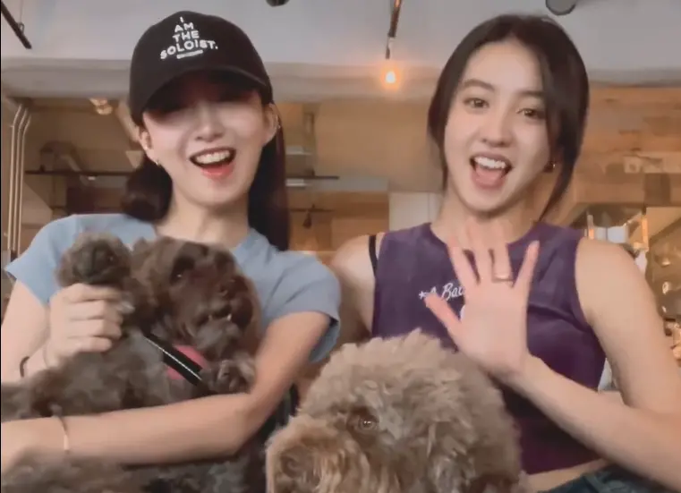 ▲木村拓哉女兒久違合體，大女兒心美（左）與小女兒光希（右）驚喜曬出同框照，光希還超甜表示是跟姊姊「約會」，兩人與狗狗的可愛互動，火速吸引7萬人朝聖。（圖／木村光希IG）