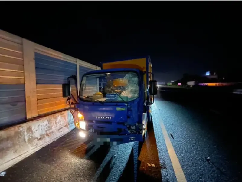 ▲國道一號台中段有行人闖入逆向走內側車道，先後遭小貨車與轎車撞擊輾過。（圖／翻攝畫面）