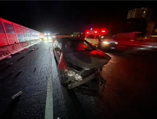 高速公路超車道驚見行人逆向!2車連撞屍塊噴滿地 ▲國道一號台中段有行人闖入逆向走內側車道,先後遭小貨車與轎車撞擊輾過。(圖/翻攝畫面)