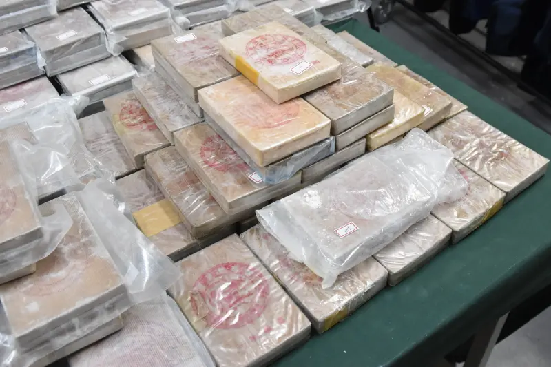 ▲中市第五分局從一件單純路倒的為民服務案件，意外槓上開花，延伸查獲「雙獅地球牌」海洛因磚329塊（圖/記者鄧力軍翻攝）