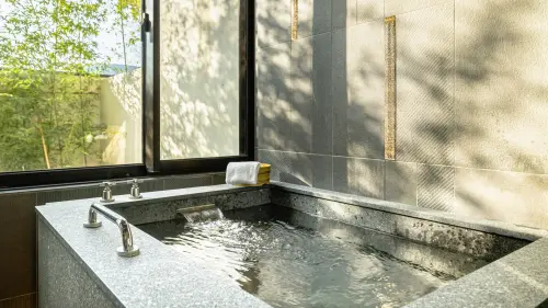 ▲北投晶泉丰旅推出泡湯加美食的套票組合，湯屋搭配早餐的售價為2,999元。（圖／晶華酒店集團提供）