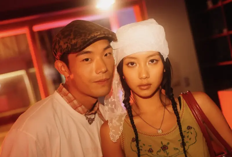 ▲《影后》男星牧森（左）和香港女團COLLAR成員Marf邱彥筒合作最新單曲〈Love Me Down〉，兩人在MV中飾演一對情侶，吵架戲國語、粵語穿插相當有趣。（圖／周子娛樂）