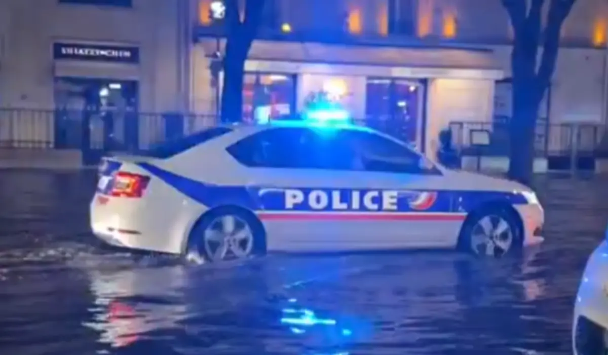 ▲法國巴黎本週三暴雨成災，街頭積水，有警車邊巡邏邊播放《鐵達尼號》主題歌曲，自嘲意味十足。（圖／截取自影片）