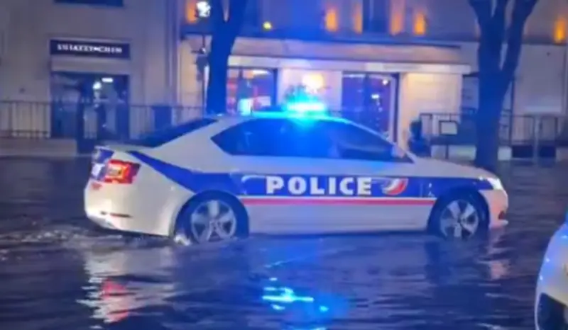 ▲法國巴黎本週三暴雨成災，街頭積水，有警車邊巡邏邊播放《鐵達尼號》主題歌曲，自嘲意味十足。（圖／截取自影片）