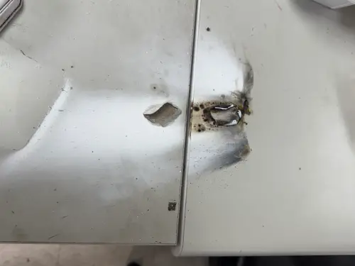 ▲竊盜案嫌犯把玩照明彈，在派出所辦公桌桌面炸出洞。（圖／翻攝畫面）