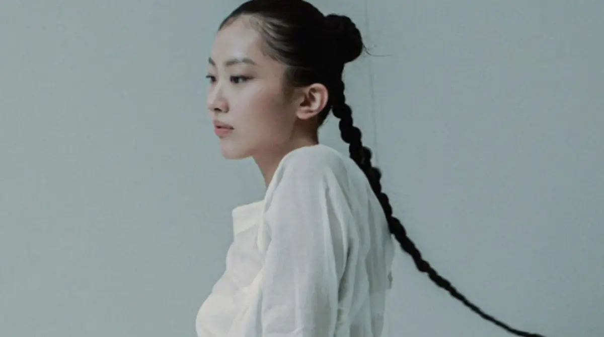 ▲陳奕迅20歲的女兒陳康堤（如圖）本月23日正式出道，昨（26）日首支英文單曲〈doll〉全面上架，她分享道拍攝MV前焦慮心聲，認了壓力極大，「擔心自己能否表現得好，會不會讓大家失望。」（圖／香港華納音樂 提供）