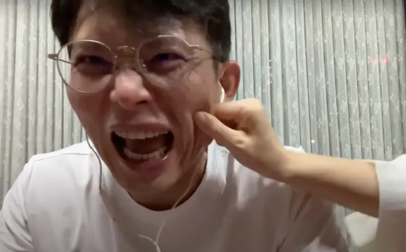 ▲黃國昌夜宿議場排隊送案，今（27）日凌晨開啟直播，過程中只有妻子高翔陪伴，兩人甜蜜互動全曝光。（圖／取自黃國昌YT）