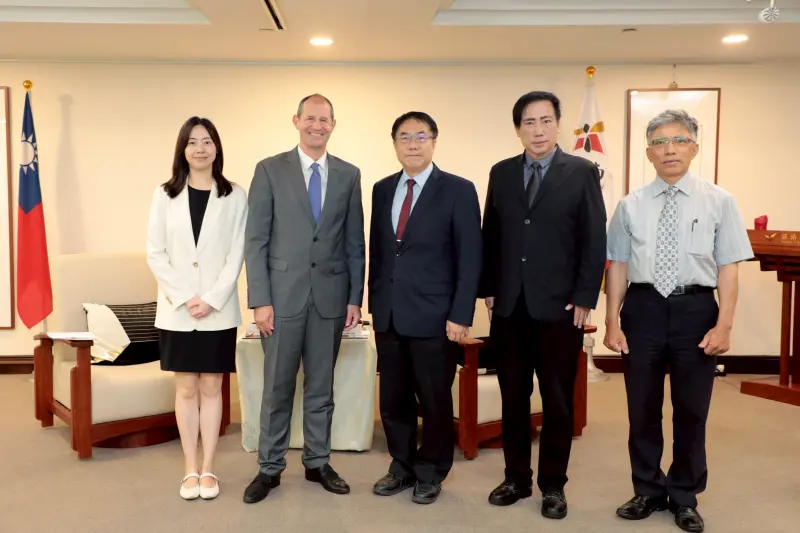 ▲歐洲經貿辦事處處長谷力哲（Lutz Güllner）今天拜會台南市長黃偉哲。（圖／南市府提供）