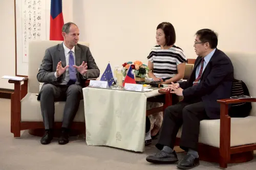 ▲谷力哲與黃偉哲會談中對臺南公共外交的成果表示肯定,目前臺南有60個締盟城市,希望國際能夠更多地看見、聽見臺灣的聲音。(圖/南市府提供) ▲谷力哲與黃偉哲會談中對臺南公共外交的成果表示肯定,目前臺南有60個締盟城市,希望國際能夠更多地看見、聽見臺灣的聲音。(圖/南市府提供)