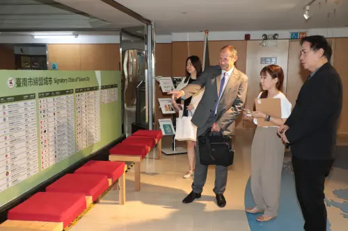 ▲谷力哲認為,臺南與歐盟是志同道合的夥伴,歐洲經貿辦事處會全力支持、深化雙向的經貿交流與文化互動。(圖/南市府提供) ▲谷力哲認為,臺南與歐盟是志同道合的夥伴,歐洲經貿辦事處會全力支持、深化雙向的經貿交流與文化互動。(圖/南市府提供)