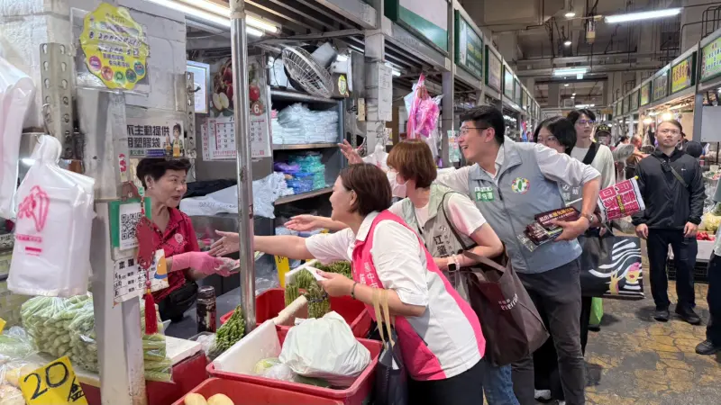 ▲「敲羅行動」罷免團體聯合中、西、南、東區多位市議員發起掃街催票，深入建國市場與民眾面對面拜票(圖／敲羅行動提供2025.6.27)