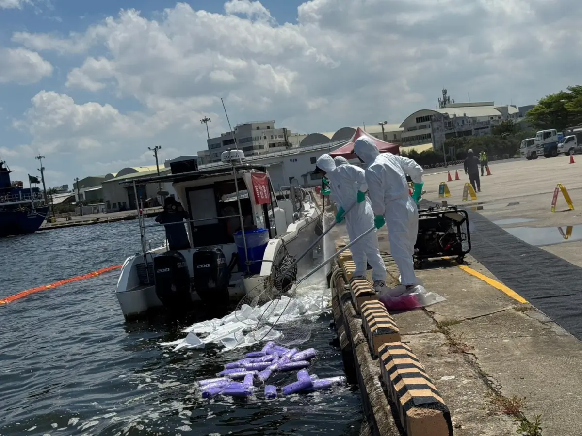 ▲為防止船舶油污染事件，恐對環境與生態造成衝擊，臺南市環保局在安平商港舉行海洋油污染緊急應變演練，模擬船舶突發故障造成燃料外洩的情境。（圖／南市府環保局）