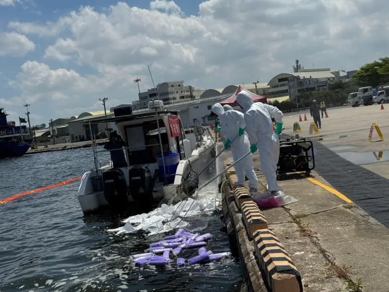▲為防止船舶油污染事件，恐對環境與生態造成衝擊，臺南市環保局在安平商港舉行海洋油污染緊急應變演練，模擬船舶突發故障造成燃料外洩的情境。（圖／南市府環保局）