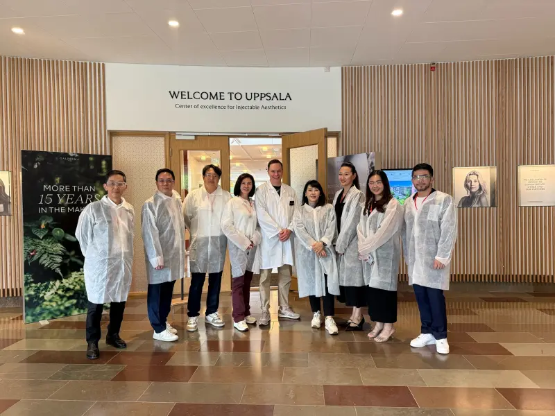 ▲左二起李杰年醫師、李至偉醫師、林依吟醫師、Eric Morssing Villén、高德美藥廠美容事業處處長Jane、邱愛婷醫師、黃幼鳴醫師 親赴瑞典烏普薩拉的瑞絲朗實驗室參訪（圖／高德美藥廠提供）