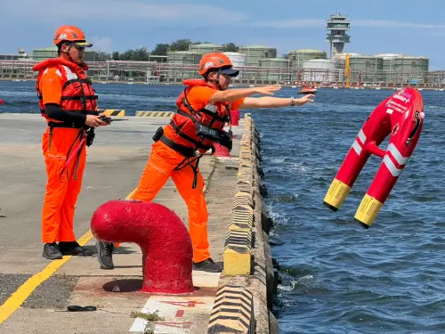 ▲演練中，海巡署南部分署第一一岸巡隊動員遙控救生圈與橡皮艇，準確救援落海人員。（圖／南市府環保局）