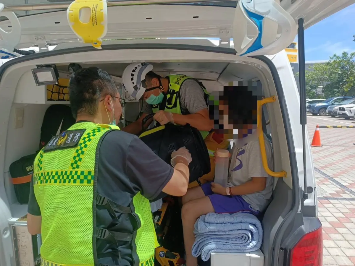 ▲屏東恆春某國小在室內烤肉，導致5名學生一氧化碳中毒送醫。（圖／翻攝記者爆料網）