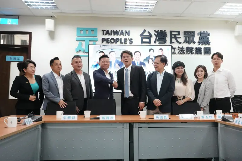 ▲台北市議長以戴錫欽國民黨北市代理主委身份，帶隊拜會黃國昌，互邀出席7月5日、7月20日反罷免造勢。（圖／中華民國立法院記者聯誼會提供）