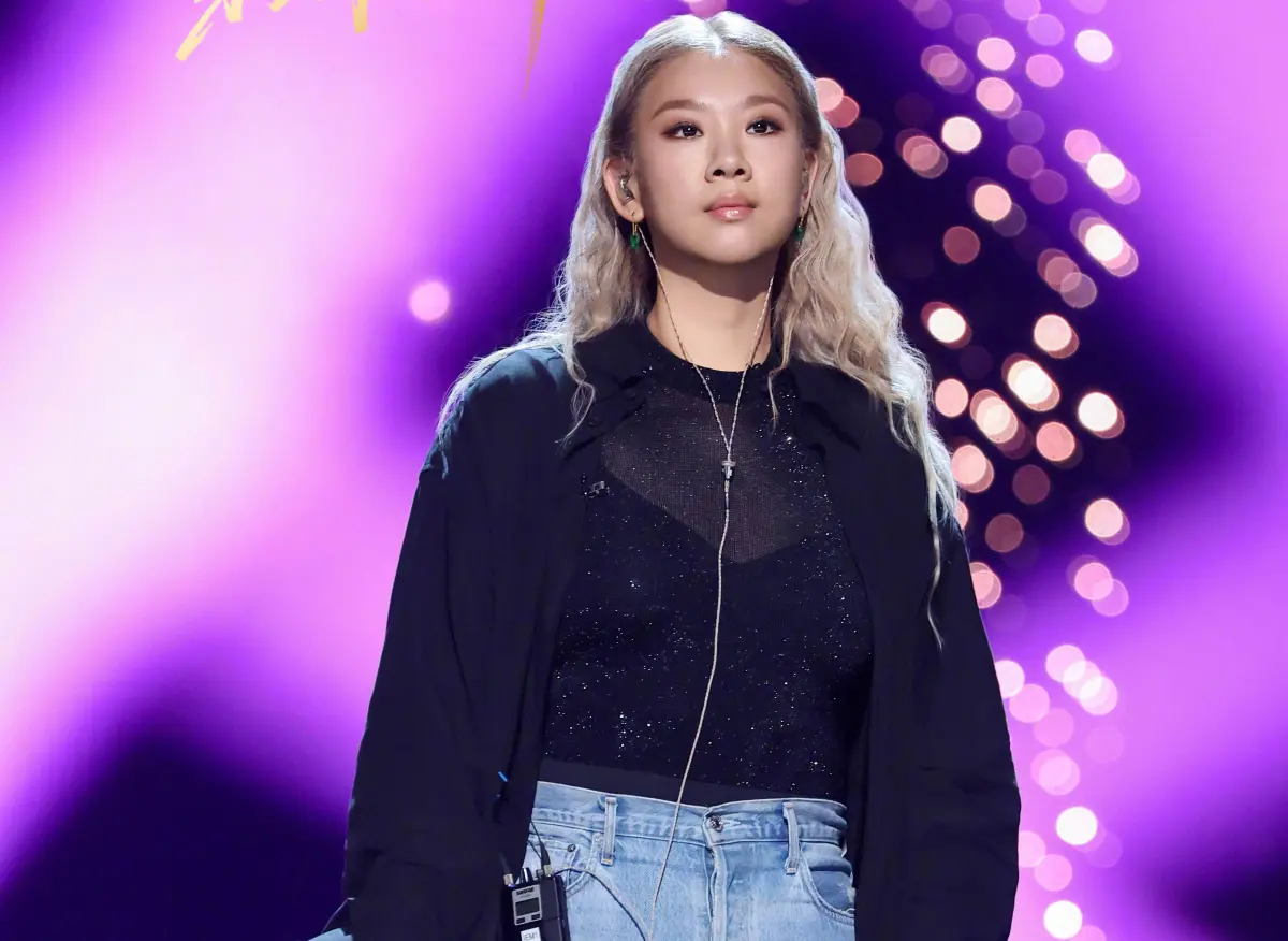 ▲鄭欣宜（如圖）在2023年於香港紅館結束3場演唱會後，就漸漸消失在螢光幕前，就連IG貼文都全部刪除，直到近日，《歌手2025》宣布她將以補位歌手身分登台演出，還公開彩排照，爆瘦一圈的近況引發熱議。（圖／翻攝自微博）