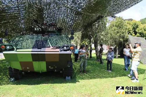八軍團配合隊慶,陳展CM34裝步戰鬥車、拖式2B飛彈車 、雷霆2000多管火箭發射車等新式裝備 ▲八軍團配合隊慶,陳展CM34裝步戰鬥車、拖式2B飛彈車 、雷霆2000多管火箭發射車等新式裝備。(圖/記者莊全成攝,2025.06.27)