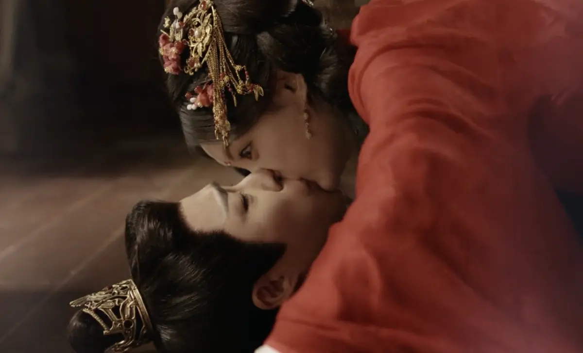 ▲《書卷一夢》李一桐（右）穿越到書中，想改變女主角落難結局，一下揍劉宇寧（左）一下又親上去，超癲狂劇情讓觀眾笑瘋。（圖／翻攝自愛奇藝）