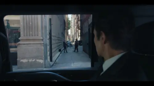 ▲《魷魚遊戲3》最後一集，李炳憲在洛杉磯巷弄看到打畫片的外國人，沒想到美國也存在這個變態的「魷魚遊戲」。（圖／Netflix）