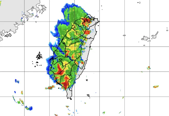 ▲受到高層冷心低壓影響，台灣各地午後對流發展旺盛，一波波降雨雲系出現在台灣上空。（圖／中央氣象署）