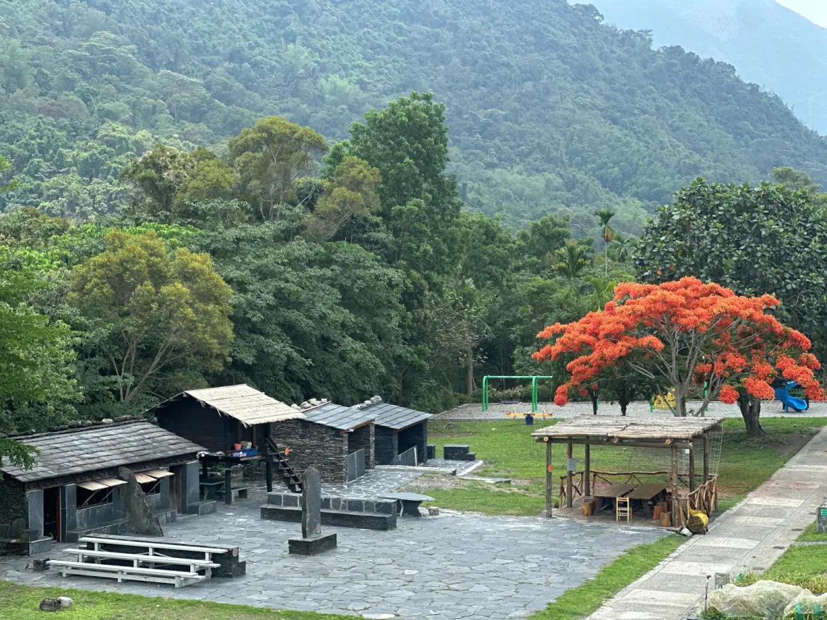 ▲青葉國小以校內原有石版屋為起點，持續擴展建置文化場域，逐步完成冶鐵屋、織布屋、穀倉、芋頭窯及呼喊台等建築。（圖／屏東縣府提供）