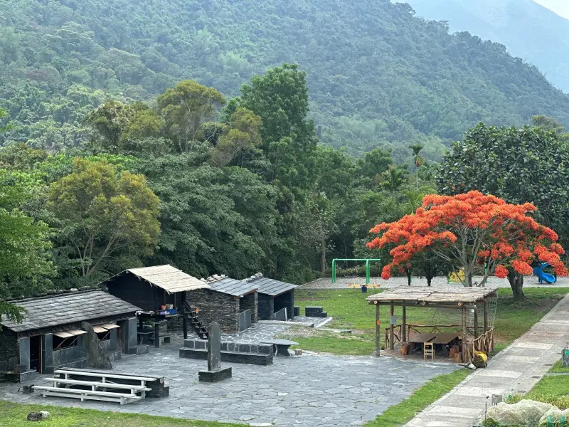 ▲青葉國小以校內原有石版屋為起點，持續擴展建置文化場域，逐步完成冶鐵屋、織布屋、穀倉、芋頭窯及呼喊台等建築。（圖／屏東縣府提供）