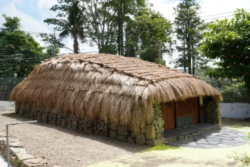 ▲古華國小校園內新建的龜甲屋，以石頭、木材、竹子與茅草構築的教室。（圖／屏東縣府提供）