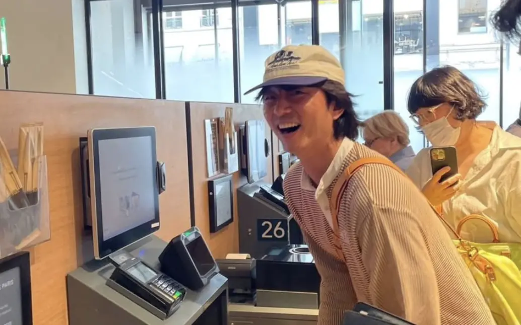 ▲韓國男星孔劉近日到法國參加品牌活動，他也抽空到巴黎市區觀光，他身著夾腳拖到超市買東西的畫面實在太local，笑翻一片網友。（圖／孔劉IG）