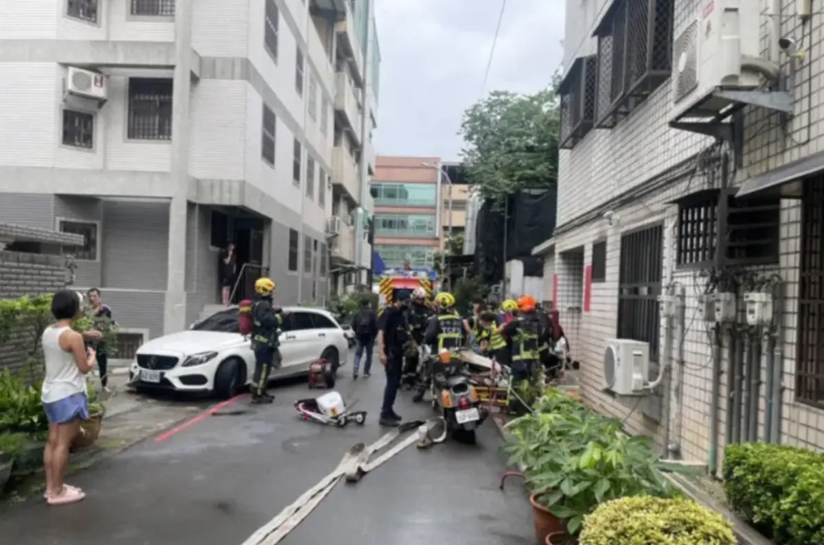 ▲台中西屯區一對情侶2024年4月9日上午發生口角，不料女方竟在盛怒之下潑油縱火，導致男方肚子、臉部、胸部等多處受到約68%燒燙傷。（圖／翻攝畫面）